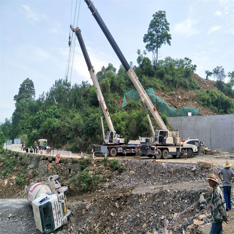 苏州姑苏汽车掉沟里叫吊车救援要多少钱